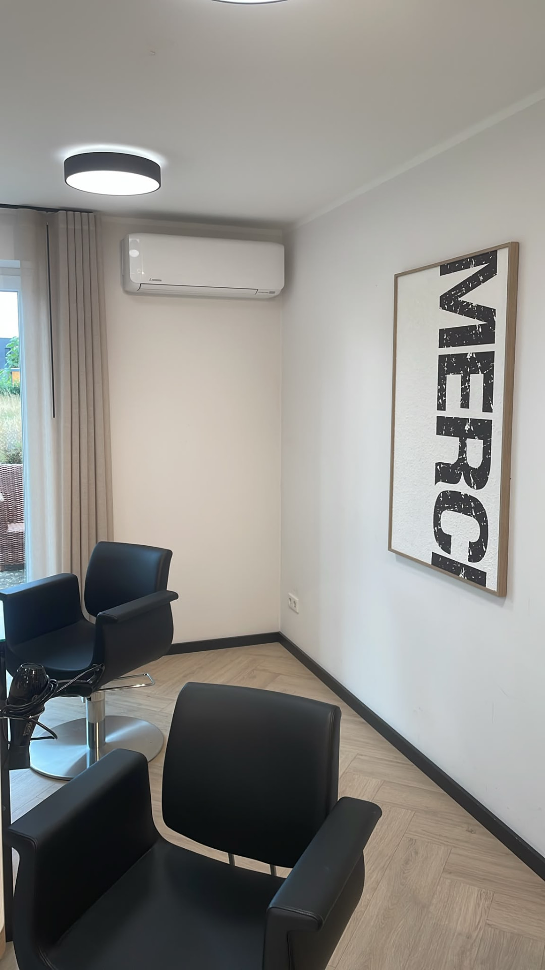Wartebereich mit MERCI-Wandbild
