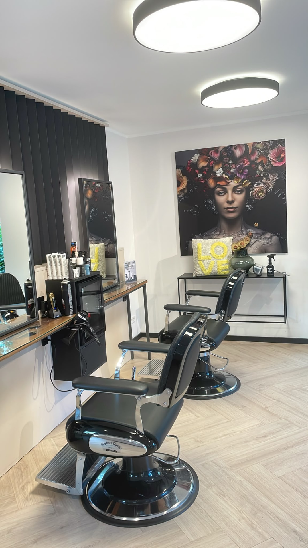 Barber-Bereich mit klassischen Barberstühlen